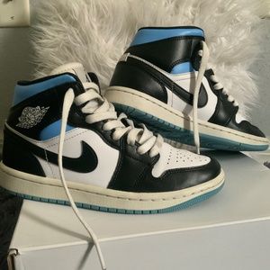 White blue-university blue retro Jordan 1 mid
